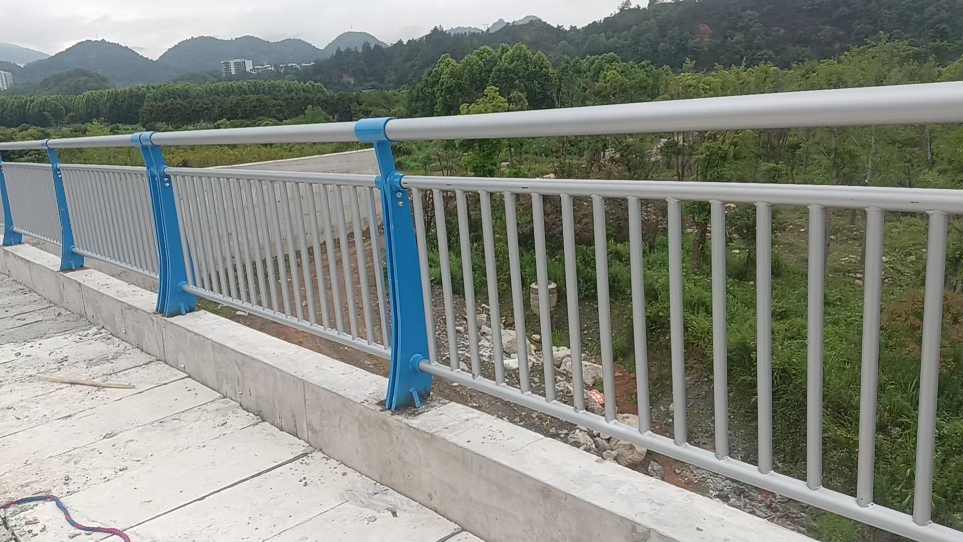 贵阳市不锈钢栏杆防撞护栏 - 方案